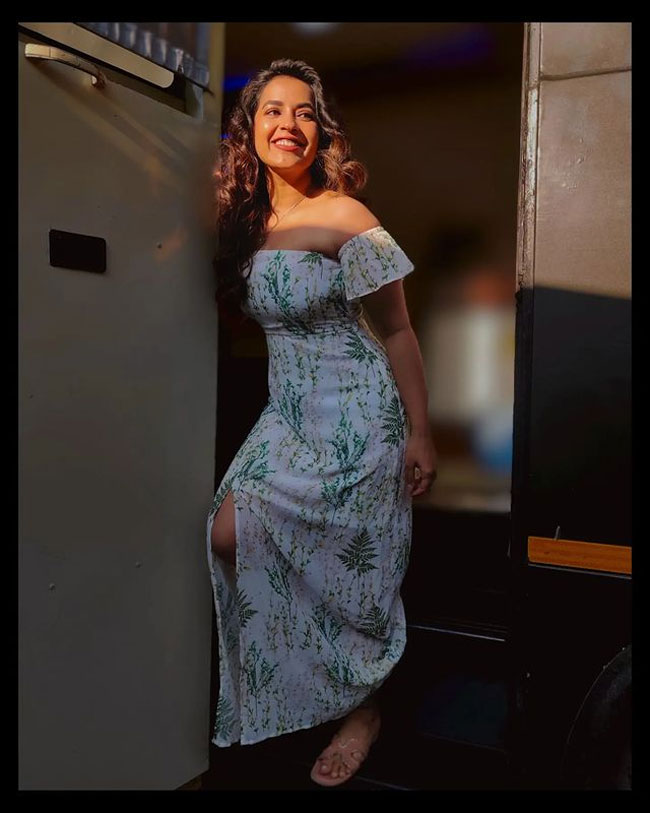 Staggering Poses of Komalee Prasaad In Black